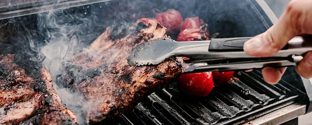 Ribs on the bbq with tomatoes using indirect grilling